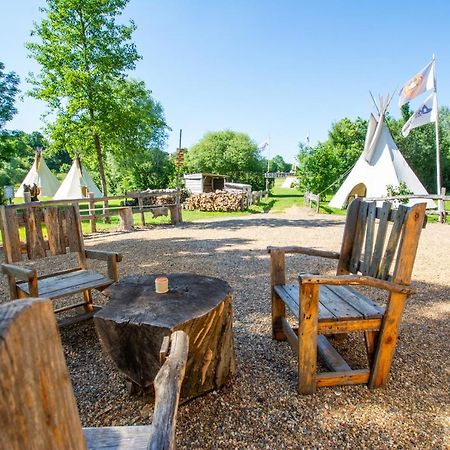 Hotel Les Tipis Du Bonheur De Vivre Brûlon Exterior foto
