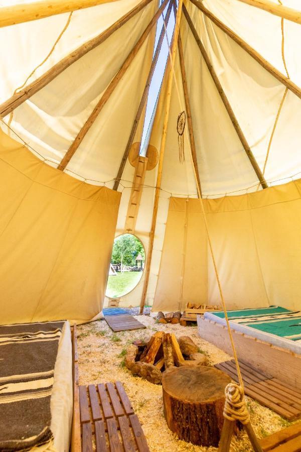 Hotel Les Tipis Du Bonheur De Vivre Brûlon Exterior foto