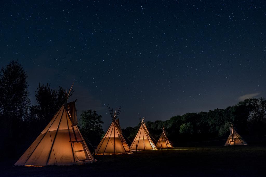 Hotel Les Tipis Du Bonheur De Vivre Brûlon Exterior foto