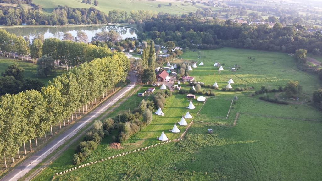 Hotel Les Tipis Du Bonheur De Vivre Brûlon Exterior foto