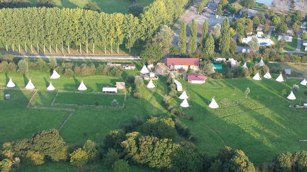 Hotel Les Tipis Du Bonheur De Vivre Brûlon Exterior foto