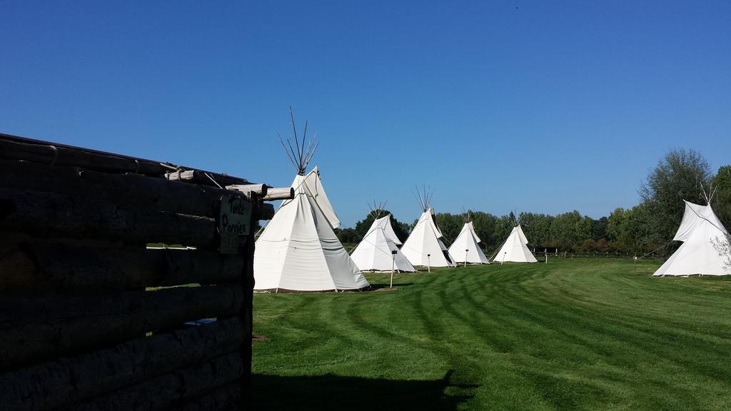 Hotel Les Tipis Du Bonheur De Vivre Brûlon Exterior foto