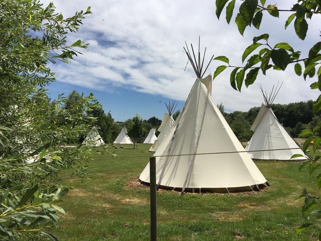 Hotel Les Tipis Du Bonheur De Vivre Brûlon Exterior foto